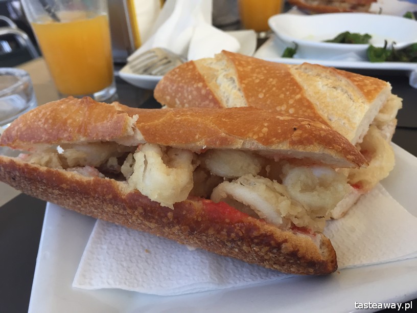 Hiszpania, Barcelona, co jeść w Barcelonie, gdzie jeść w Barcelonie, hiszpańskie tapas, calamares, bocadillo con calamares, kanapka z kalmarami,, HomeToGo