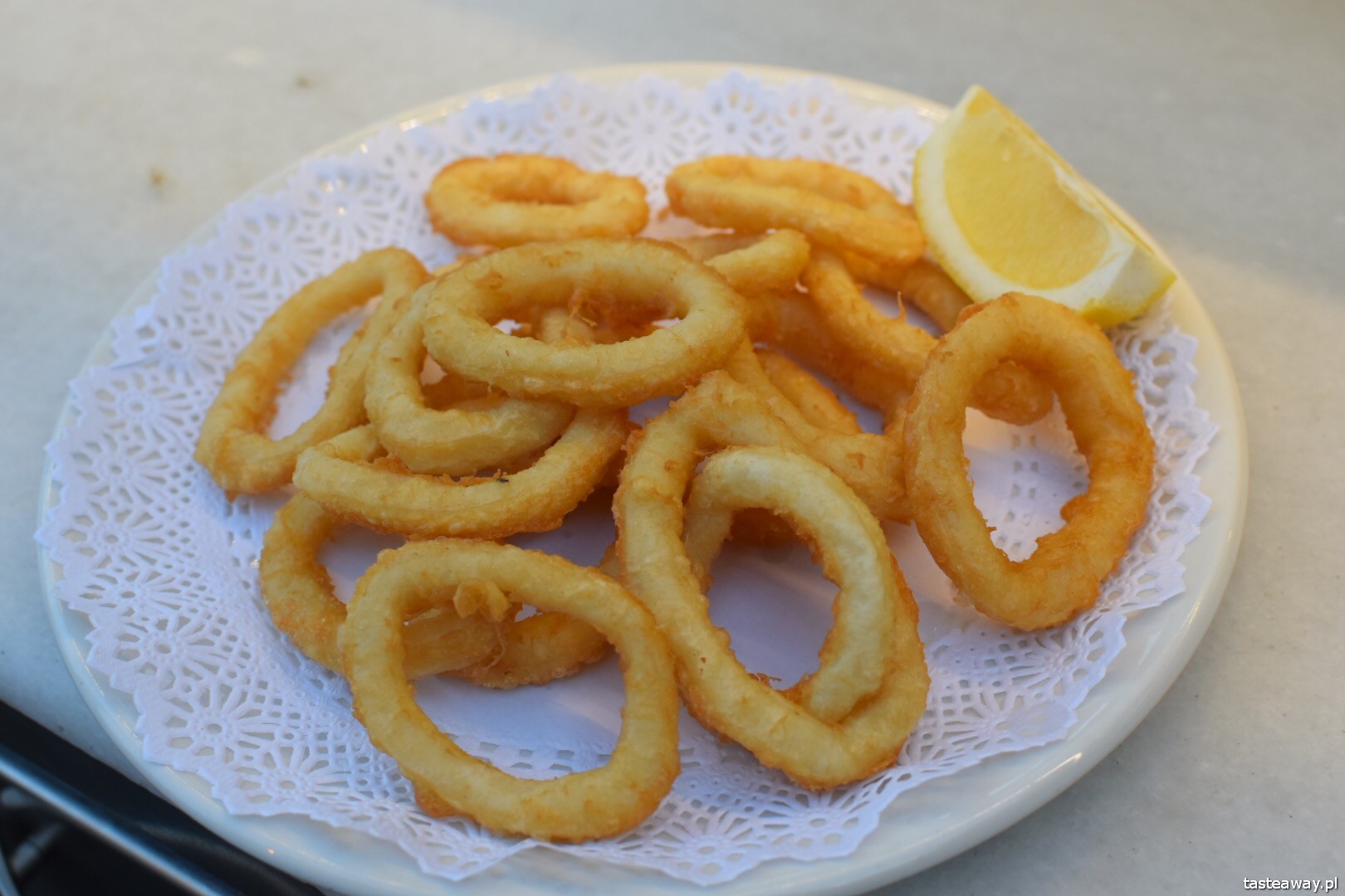 Hiszpania, Barcelona, co jeść w Barcelonie, gdzie jeść w Barcelonie, hiszpańskie tapas, calamares fritos, calamares a la romana, kalmary, HomeToGo