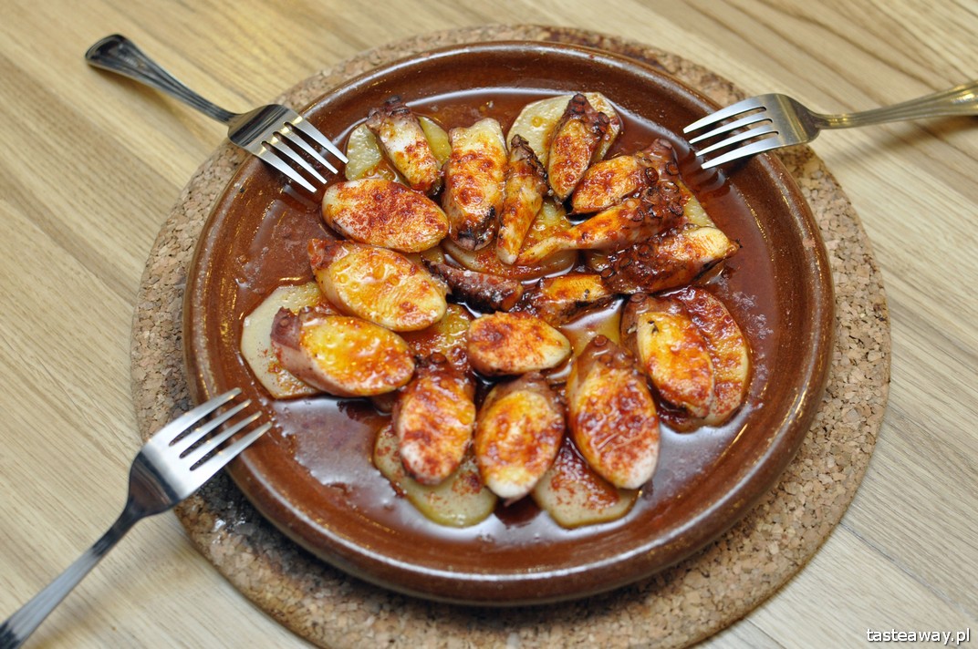 Hiszpania, Barcelona, co jeść w Barcelonie, gdzie jeść w Barcelonie, hiszpańskie tapas, pulpo a gallega, HomeToGo