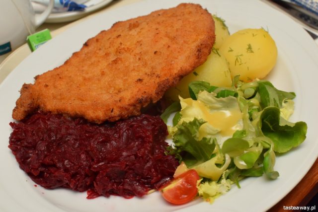 Kazimierz Dolny, an idea for a weekend, weekend out of town, weekend out of Warsaw, AKUKU restaurant, where to eat in Kazimierz, pork chop, Polish cuisine