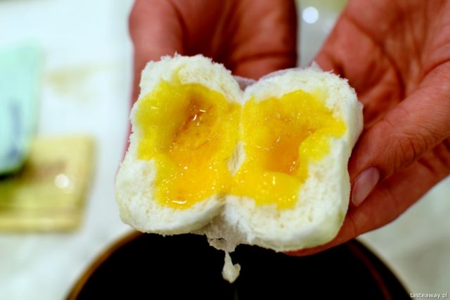 Hong Kong, where to eat in Hong Kong, Ocean Super Seafood Restaurant, Chinese cuisine, buns, sweet dim sums, buns with custard
