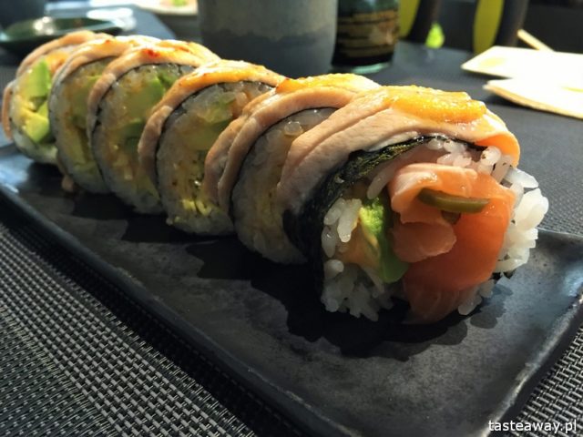 Mizu Sushi, sushi with a child, where to go for sushi with a child, sushi Warszawa, family lunch, children friendly sushi, kids’ corner, maki z łososiem, sushi z łososiem