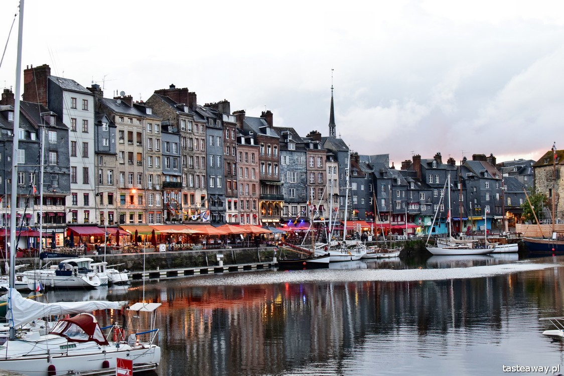 Honfleur, najpiękniejsze francuskie miasteczka, francuskie perełki, co zobaczyć we Francji, północ Francji, Normandia