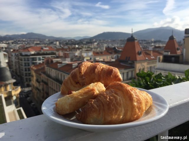 Nicea, Francja, co jeść w Nicei, kuchnia nicejska, targ kwiatowo - warzywny, targ w Nicei, croissant
