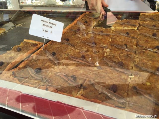 Nicea, Francja, co jeść w Nicei, kuchnia nicejska, targ kwiatowo - warzywny, targ w Nicei, pissaladiere, tarta cebulowa