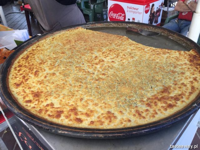 Nicea, Francja, co jeść w Nicei, kuchnia nicejska, targ kwiatowo - warzywny, targ w Nicei, pissaladiere, tarta cebulowa, socca