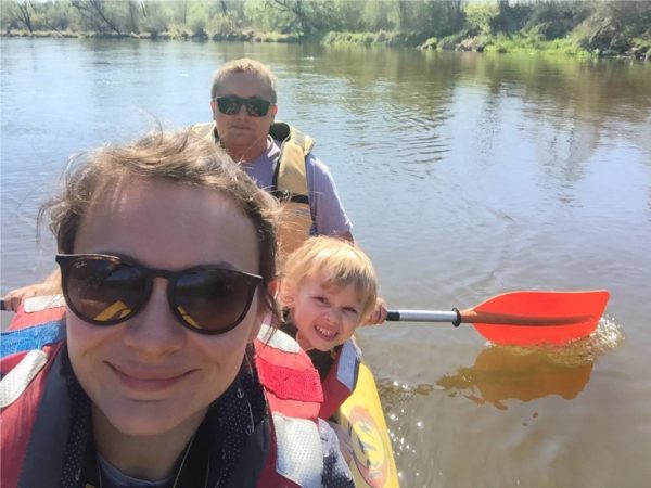 kajaki, rodzinne aktywności, dziecko w kajaku, kajakiem z dzieckiem