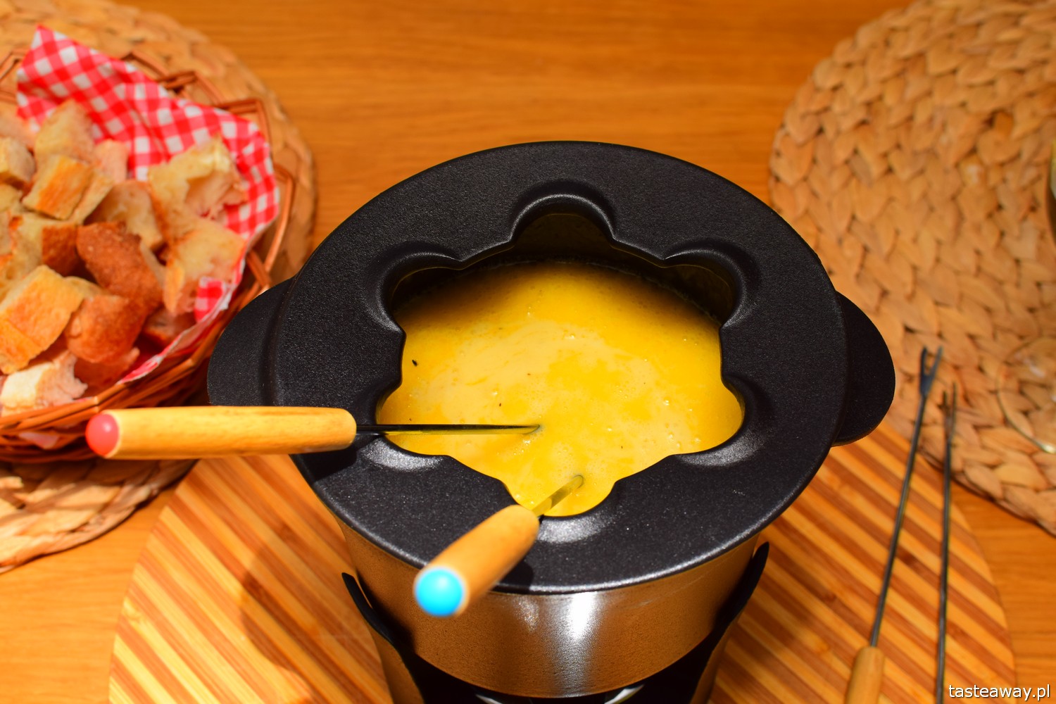 fondue, pomysł na francuski wieczór, wieczór po francusku, jak zrobić fondue, przepis na fondue, bagietki