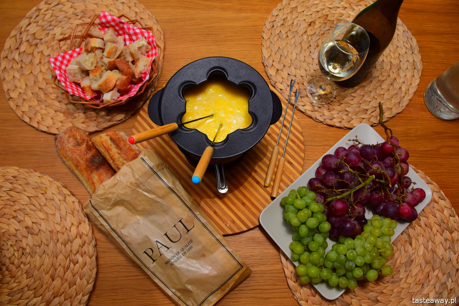 fondue, pomysł na francuski wieczór, wieczór po francusku, jak zrobić fondue, przepis na fondue, bagietki