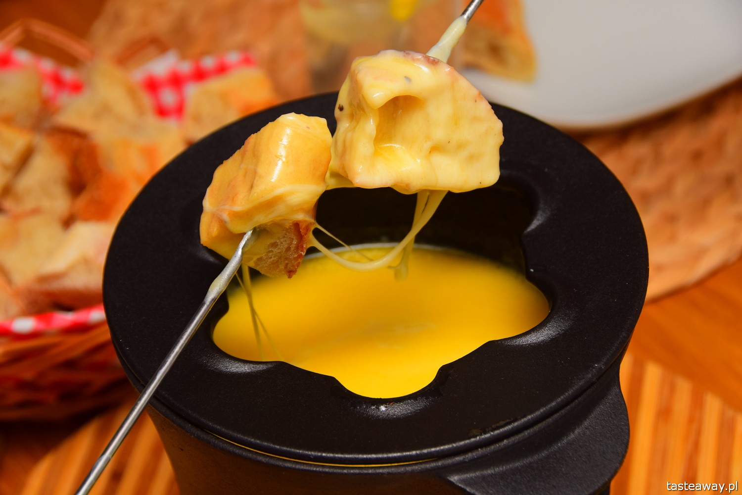 fondue, pomysł na francuski wieczór, wieczór po francusku, jak zrobić fondue, przepis na fondue, bagietki