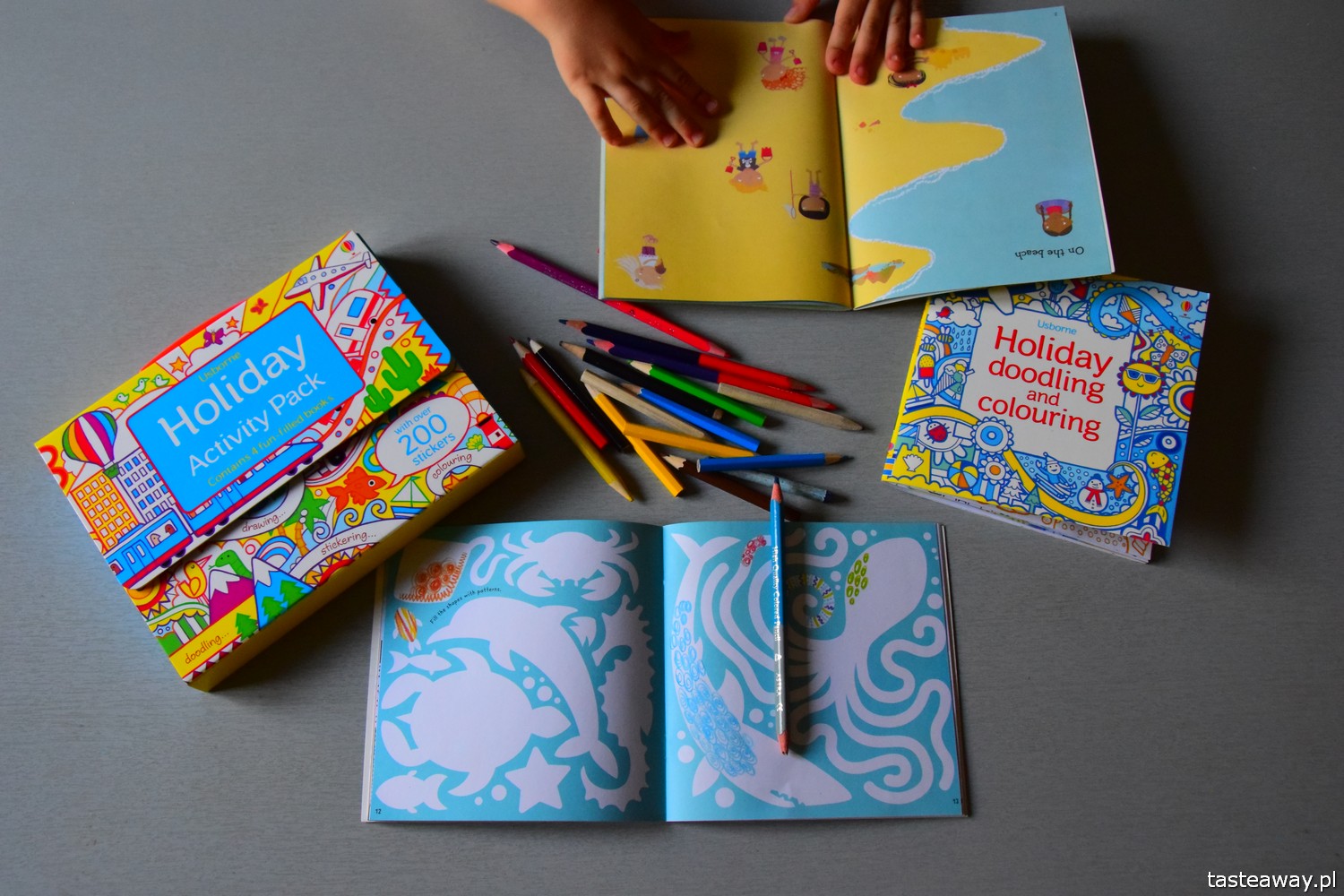 prezenty na Dzień Dziecka, co kupić na Dzień Dziecka, pomysły na prezent dla małego podróżnika, Holiday Activity Pack, co zabrać dla dziecka w podróż, Usborne Publishing