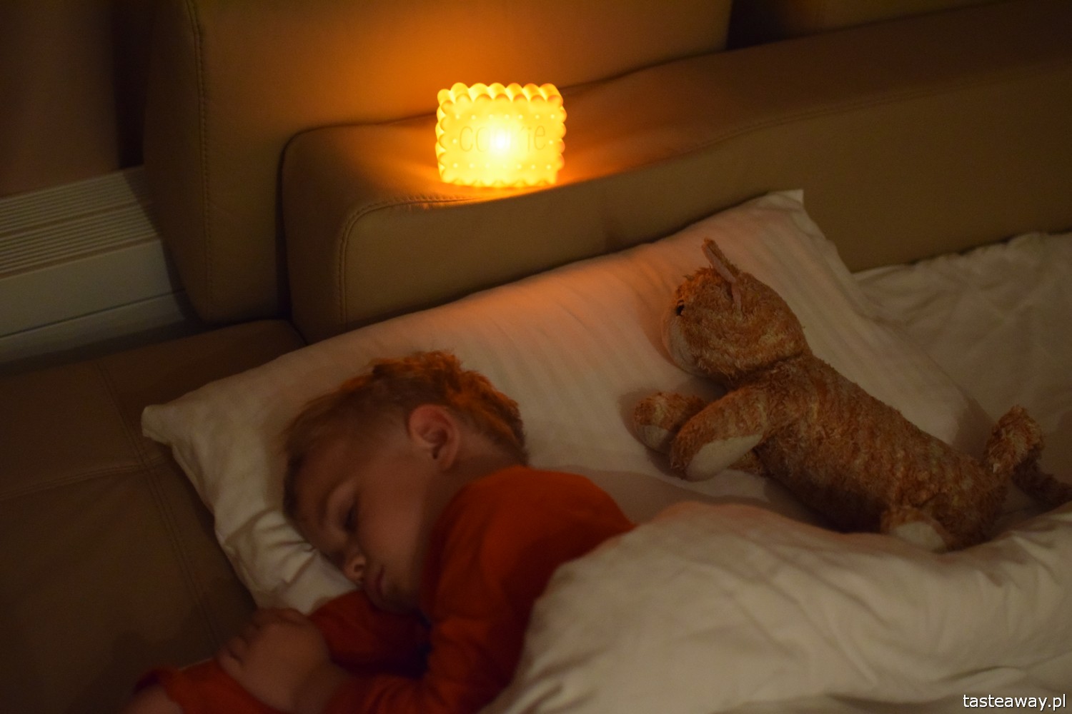 prezenty na Dzień Dziecka, prezenty dla małego podróżnika, przenośna lampka, lampka ciasteczko, lampka Little Lovely Company, , co zabrać w podróż, co zabrać w podróż dla dziecka