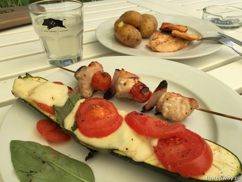 DZiK, Mokotów, miejsca przyjazne dzieciom, rodzinny obiad, obiad z dziećmi, niedziela w mieście, grill, cukinia, szaszłyk