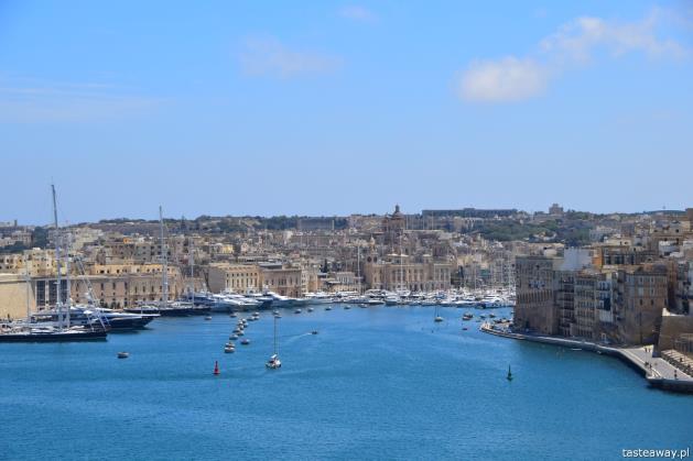 Sliema, Malta, co zobaczyć na Malcie, co robić na Malcie, atrakcje Malta, okiennice, balkony Sliema