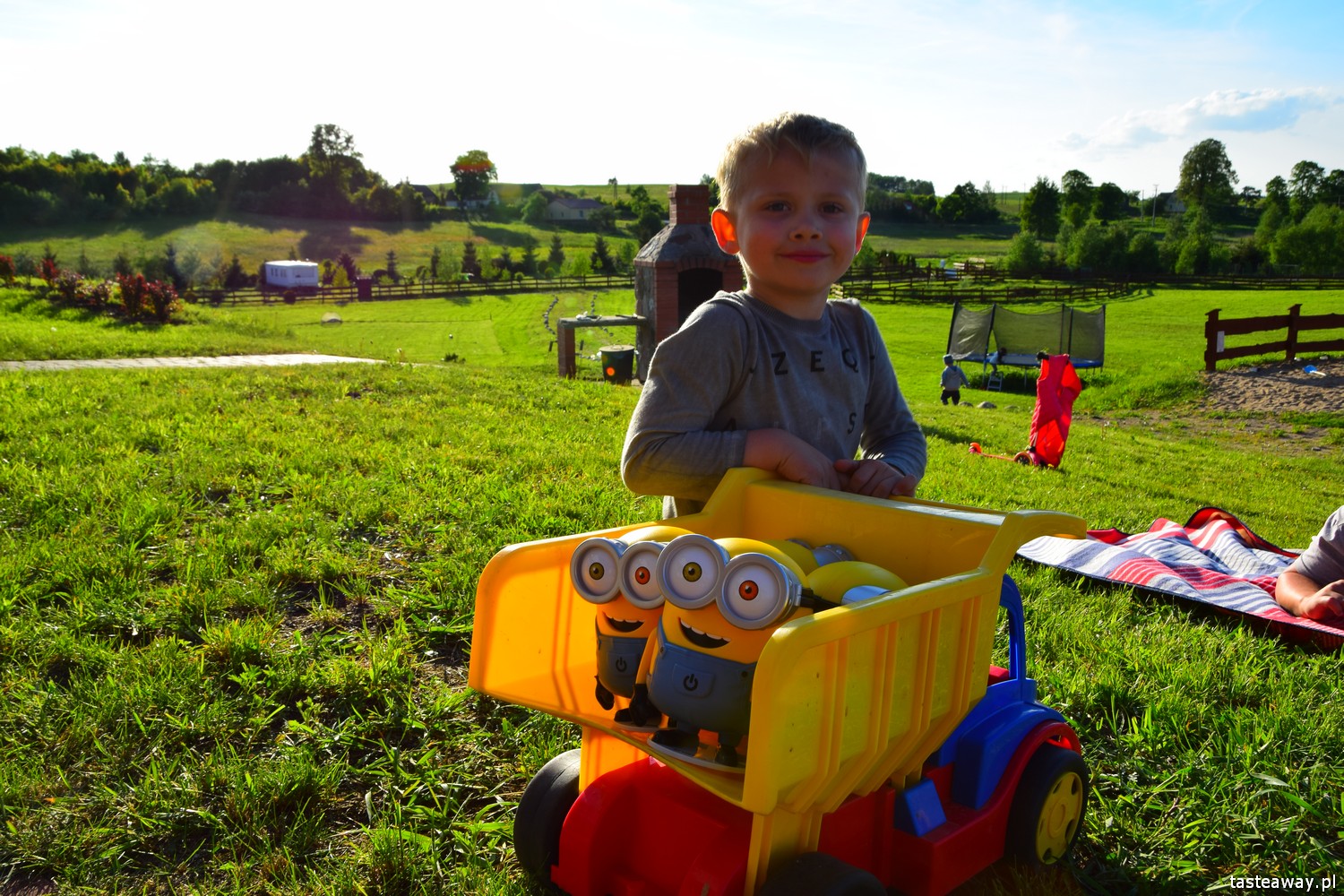 impreza w plenerze, wakacyjna impreza, impreza dla dzieci i dorosłych, jak zorganizować wakacyjną imprezę w plenerze, Mazurska Arkadia, lampki Minionki VARTA