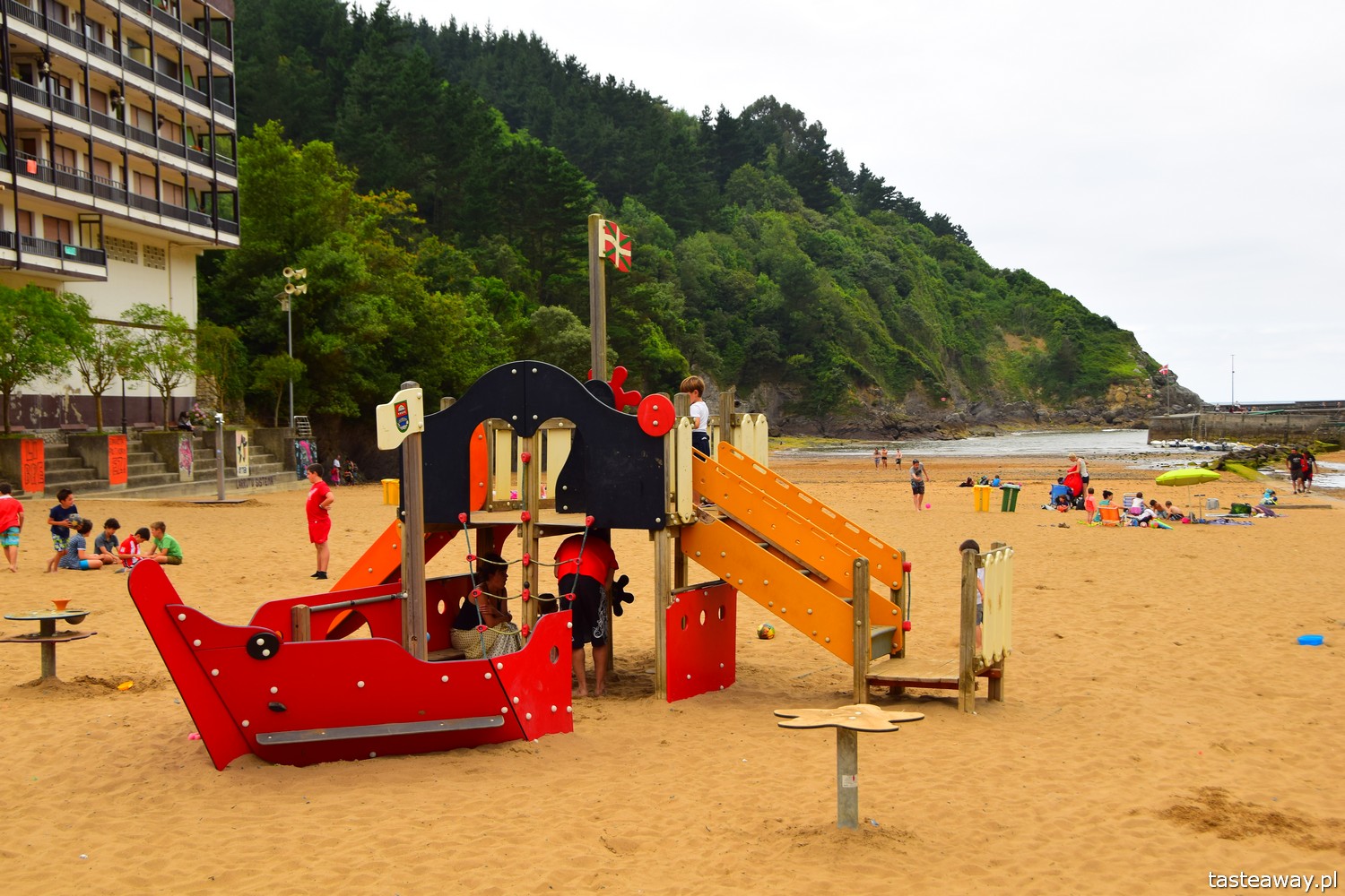 Ea, Kraj Basków, co zobaczyć w Kraju Basków, najciekawsze miejsca w Kraju Basków, najpiękniejsze baskijskie wioski, port, baskijskie porty, baskijska flaga, ikurrina,