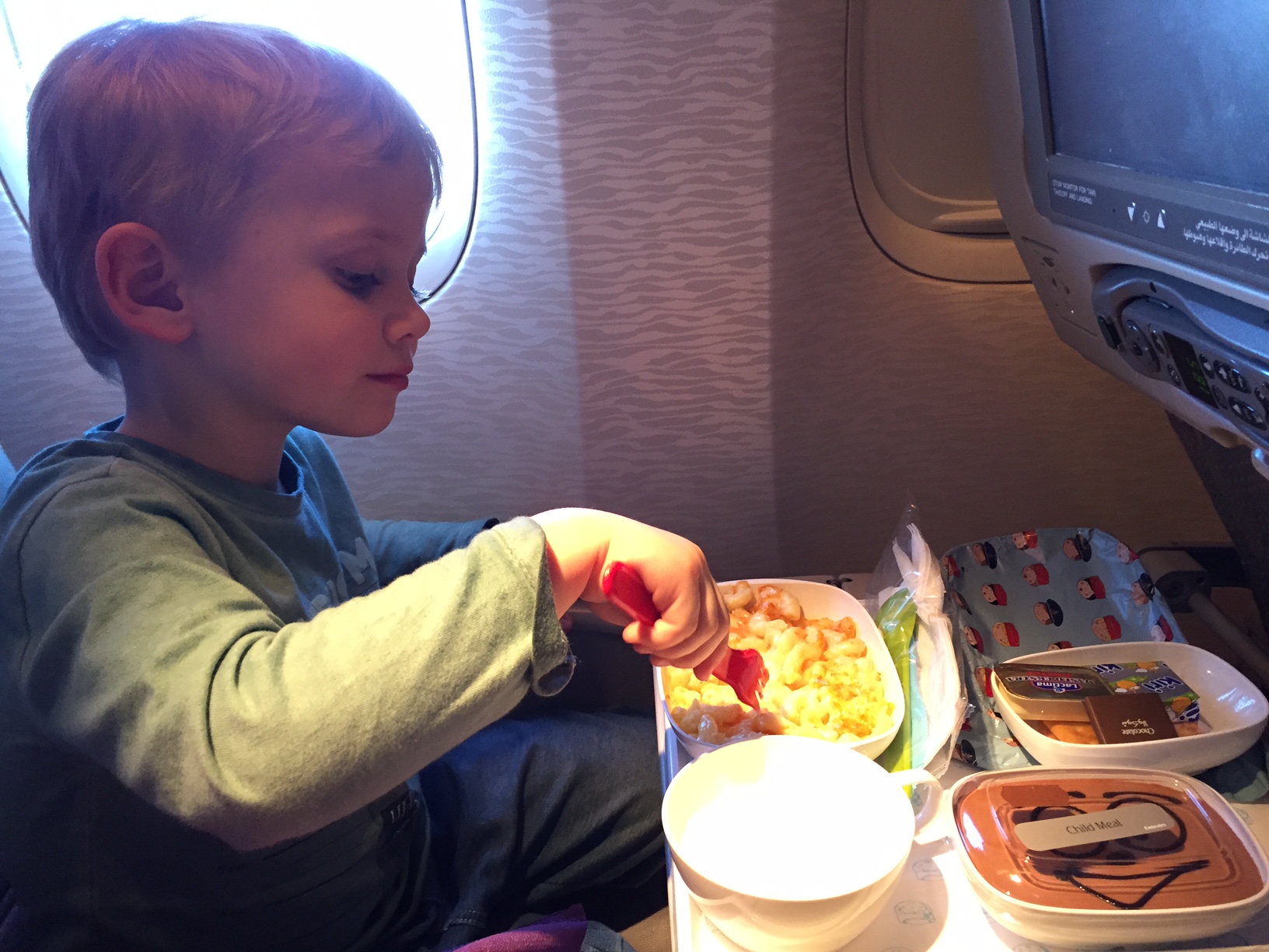 dziecko w samolocie, samolotem z dzieckiem, podróżowanie z dzieckiem, jak przetrwać podróż samolotem z dzieckiem 