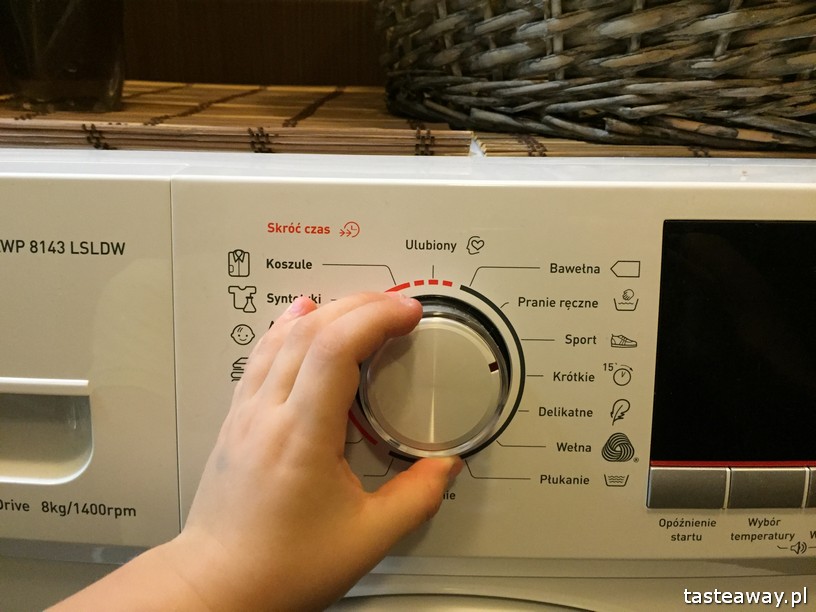 sprzątanie, jak zachęcić dziecko do sprzątania, bałagan w dziecięcym pokoju, porządek w dziecięcym pokoju, jak zrzucić obowiązki na dziecko, jak zaangażować dziecko w obowiązki domowe