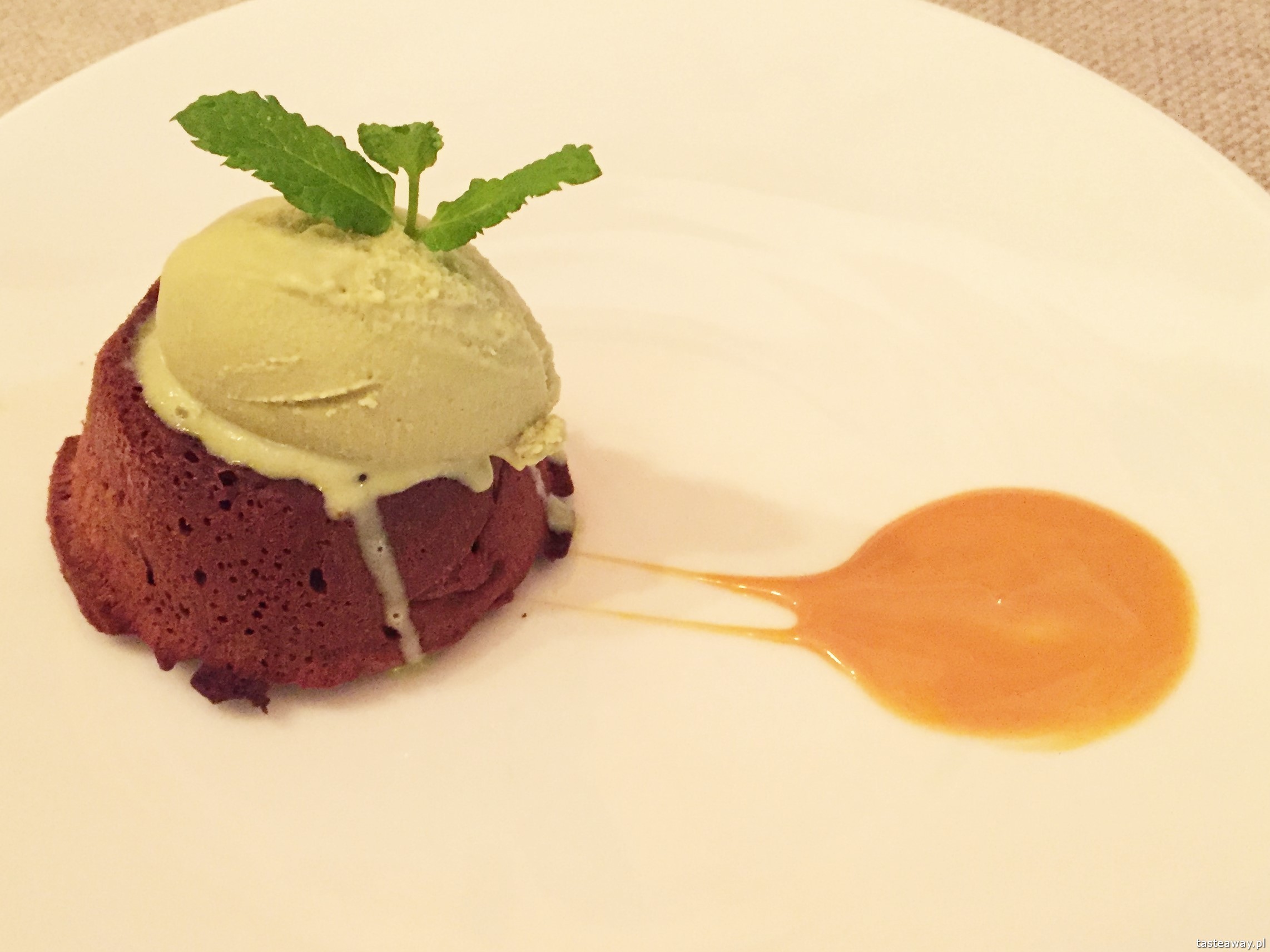 Bez Tytułu, restauracje Warszawa, gdzie na obiad, gdzie na lunch, najładniejsze restauracje w Warszawie, gdzie zjeść w Warszawie, fondant czekoladowy