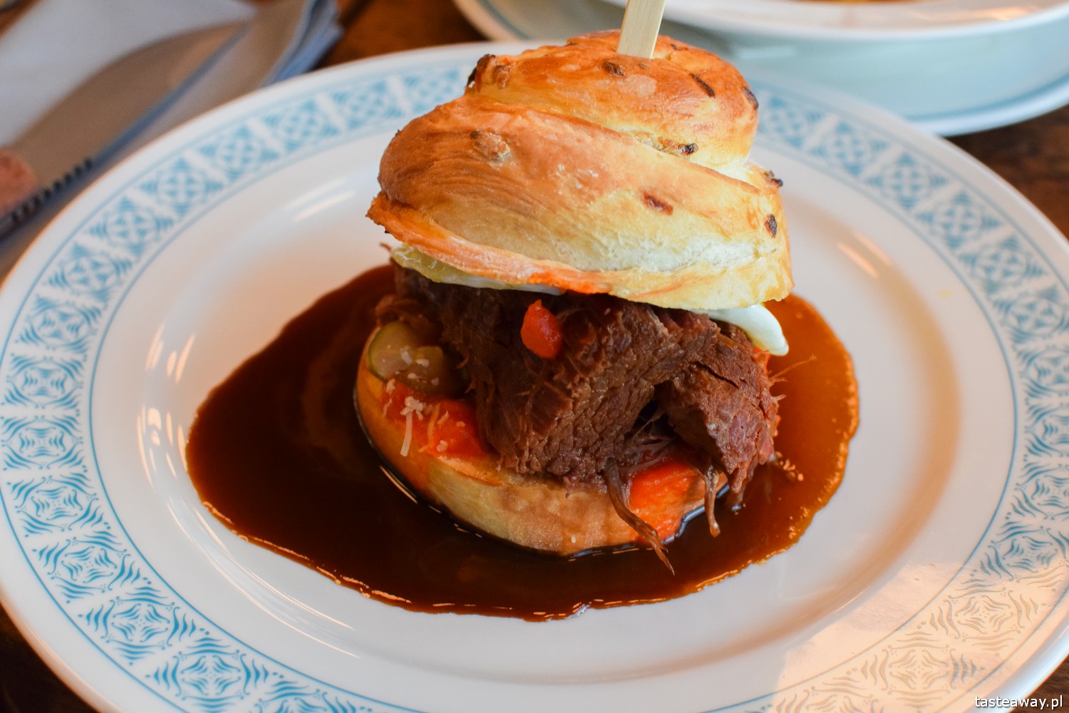 Ed Red, Warszawa, Adam Chrząstowski, steki, seznowana wołowina, podroby, bycze jądra, kanapka Eda