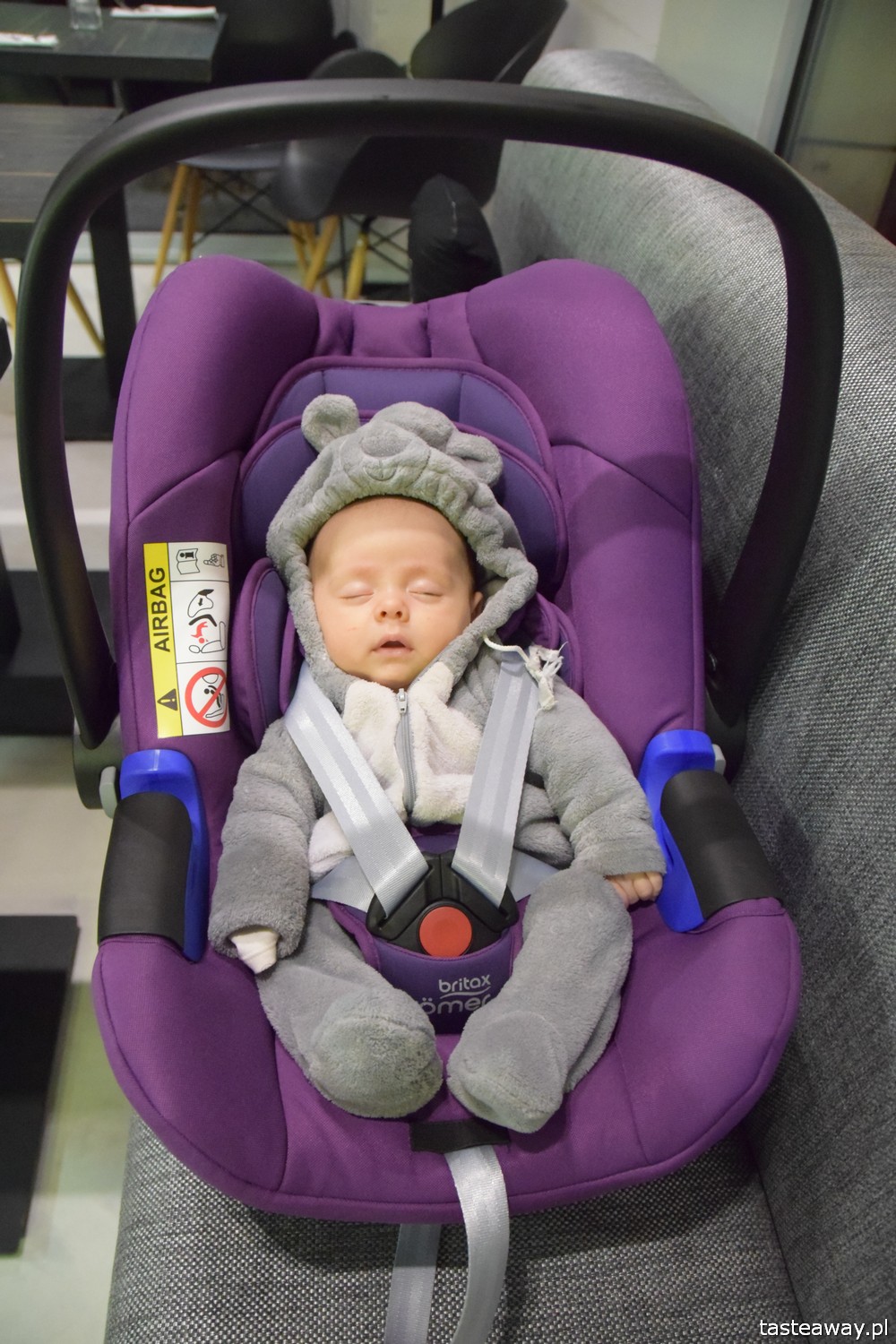 pierwsza podróż z maluchem, podróże z dzieckiem, jak podróżować z dzieckiem, jak podróżować z niemowlakiem, niemowlę w podróży, fotelik samochodowy, fotelik Britax Romer, Britax Baby Safe i-Size, jaki fotelik samochodowy wybrać dla noworodka, jaki fotelik dla niemowlaka