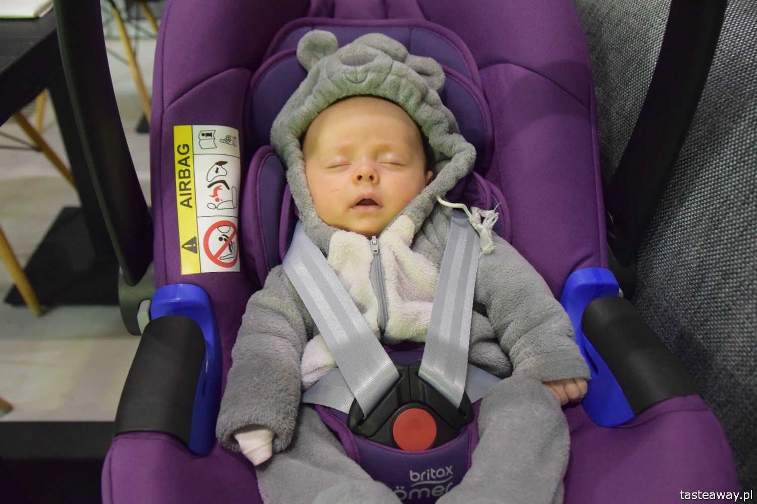 pierwsza podróż z maluchem, podróże z dzieckiem, jak podróżować z dzieckiem, jak podróżować z niemowlakiem, niemowlę w podróży, fotelik samochodowy, fotelik Britax Romer