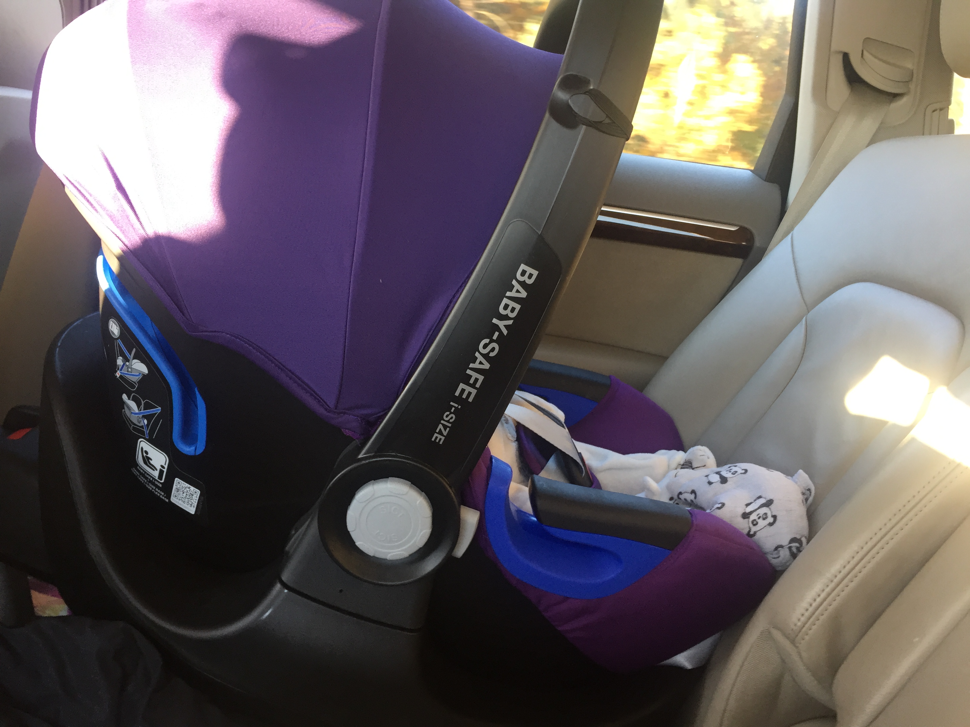 pierwsza podróż z maluchem, podróże z dzieckiem, jak podróżować z dzieckiem, jak podróżować z niemowlakiem, niemowlę w podróży, fotelik samochodowy, fotelik Britax Romer, Britax Baby Safe i-Size, jaki fotelik samochodowy wybrać dla noworodka, jaki fotelik dla niemowlaka