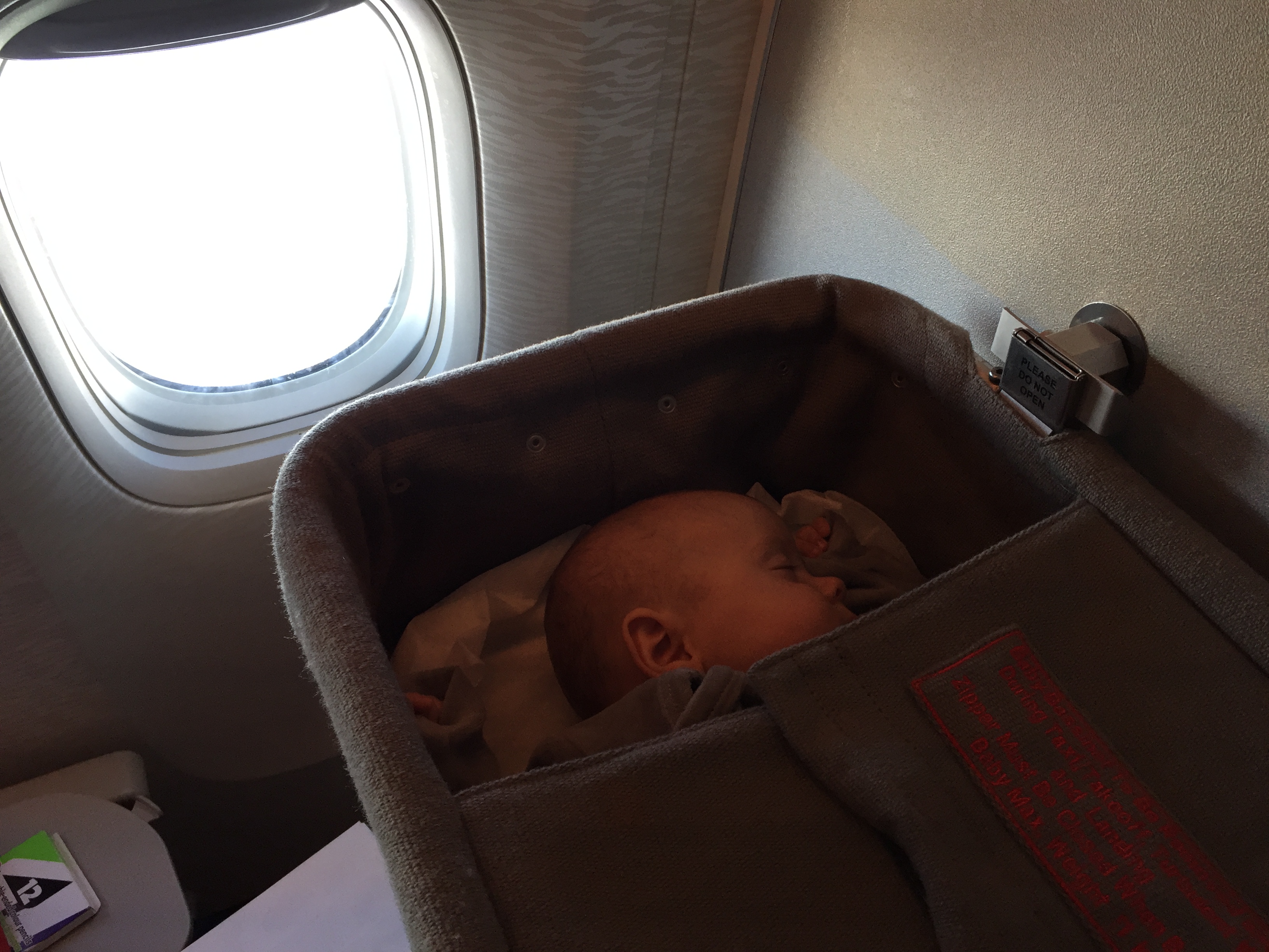 pierwszy lot z dzieckiem, dziecko w samolocie, niemowlak w samolocie, latanie z dzieckiem, latanie z niemowlakiem, jak przeżyć lot z dzieckiem