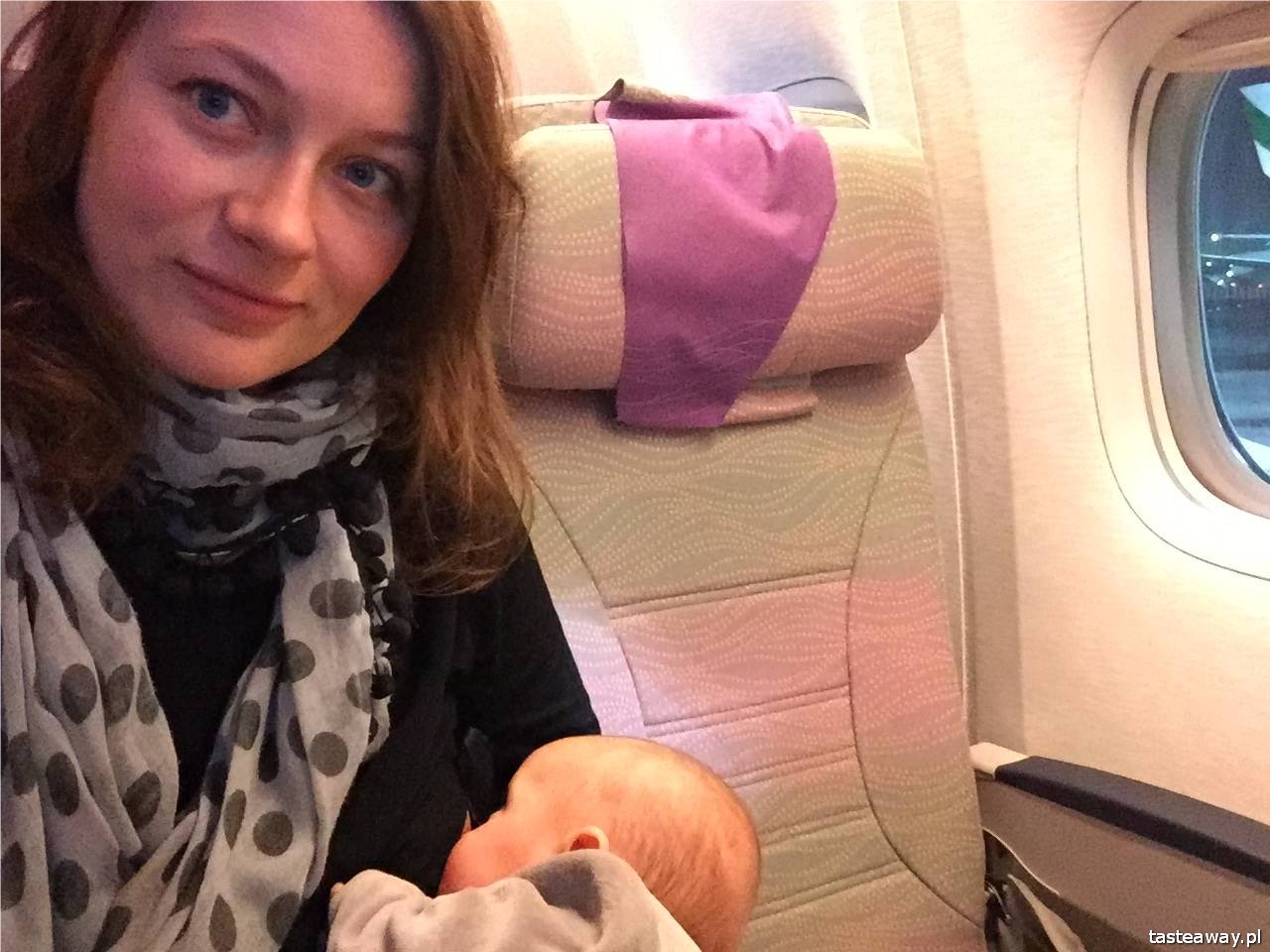 pierwszy lot z dzieckiem, dziecko w samolocie, niemowlak w samolocie, latanie z dzieckiem, latanie z niemowlakiem, jak przeżyć lot z dzieckiem, karmienie piersią, karmienie w samolocie