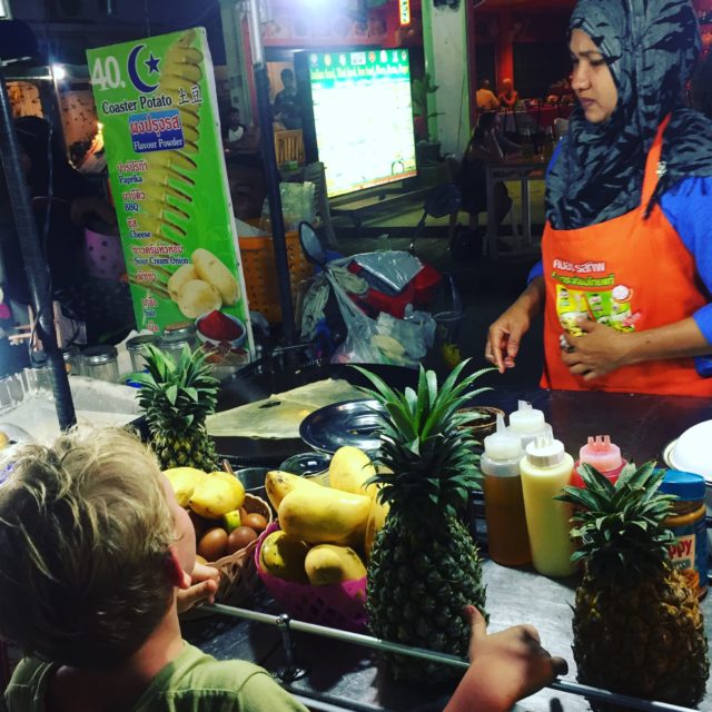 co jeść w Tajlandii, czego spróbować w Tajlandii, kuchnia tajskie, tajskie potrawy, mango, thai pancake