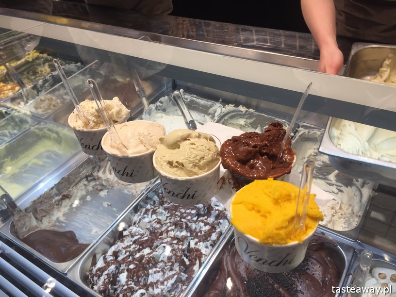 Rzym, lodziarnie w Rzymie, gdzie na lody w Rzymie, gdzie na kawę w Rzymie, najlepsze lody w Rzymie, najlepsza kawa w Rzymie, Venchi, Venchi Via del Corso, ściana z czekolady