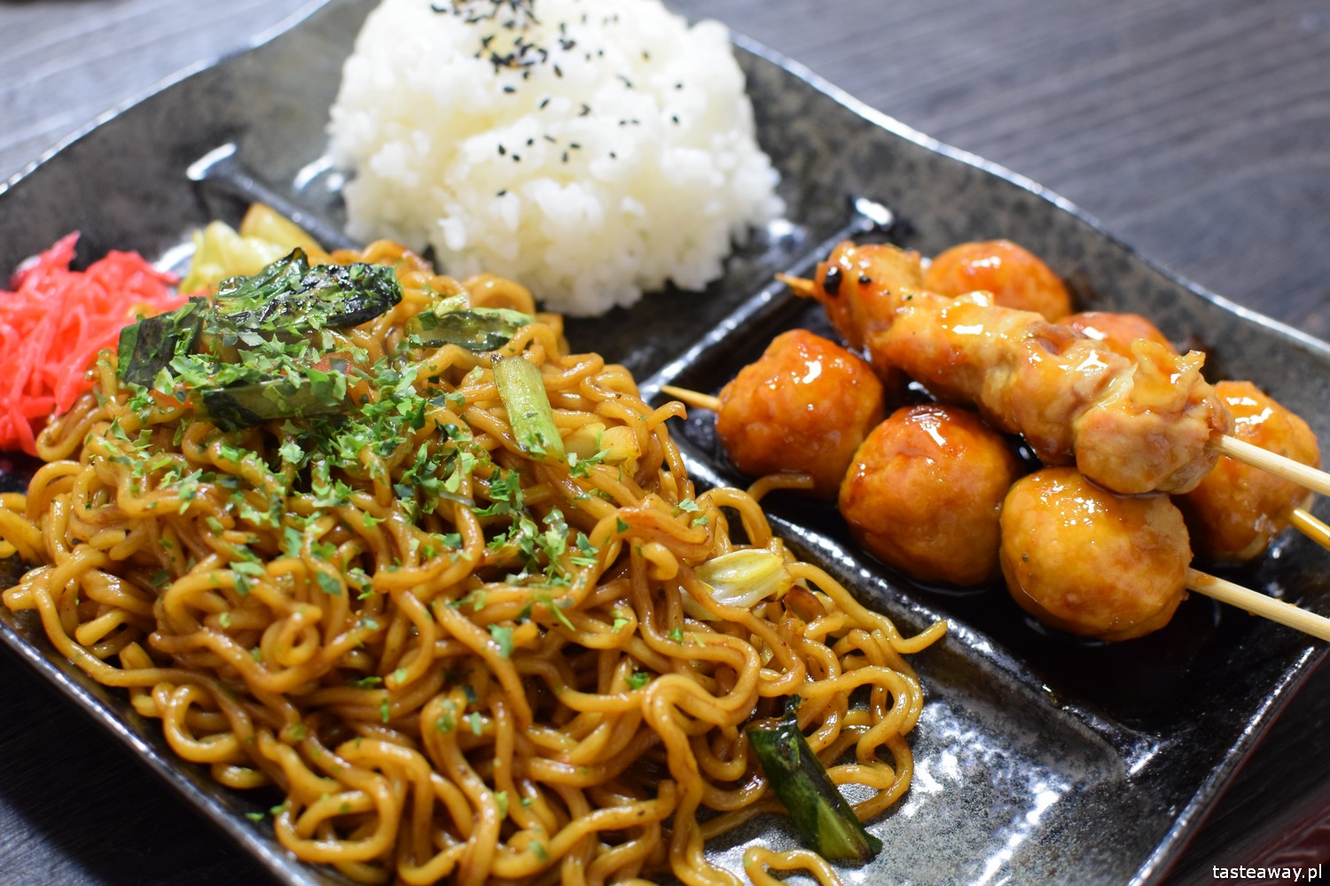 co jeść w Japonii, czego spróbować w Japonii, kuchnia japońska, okonomijayki, japoński streetfood, yakisoba