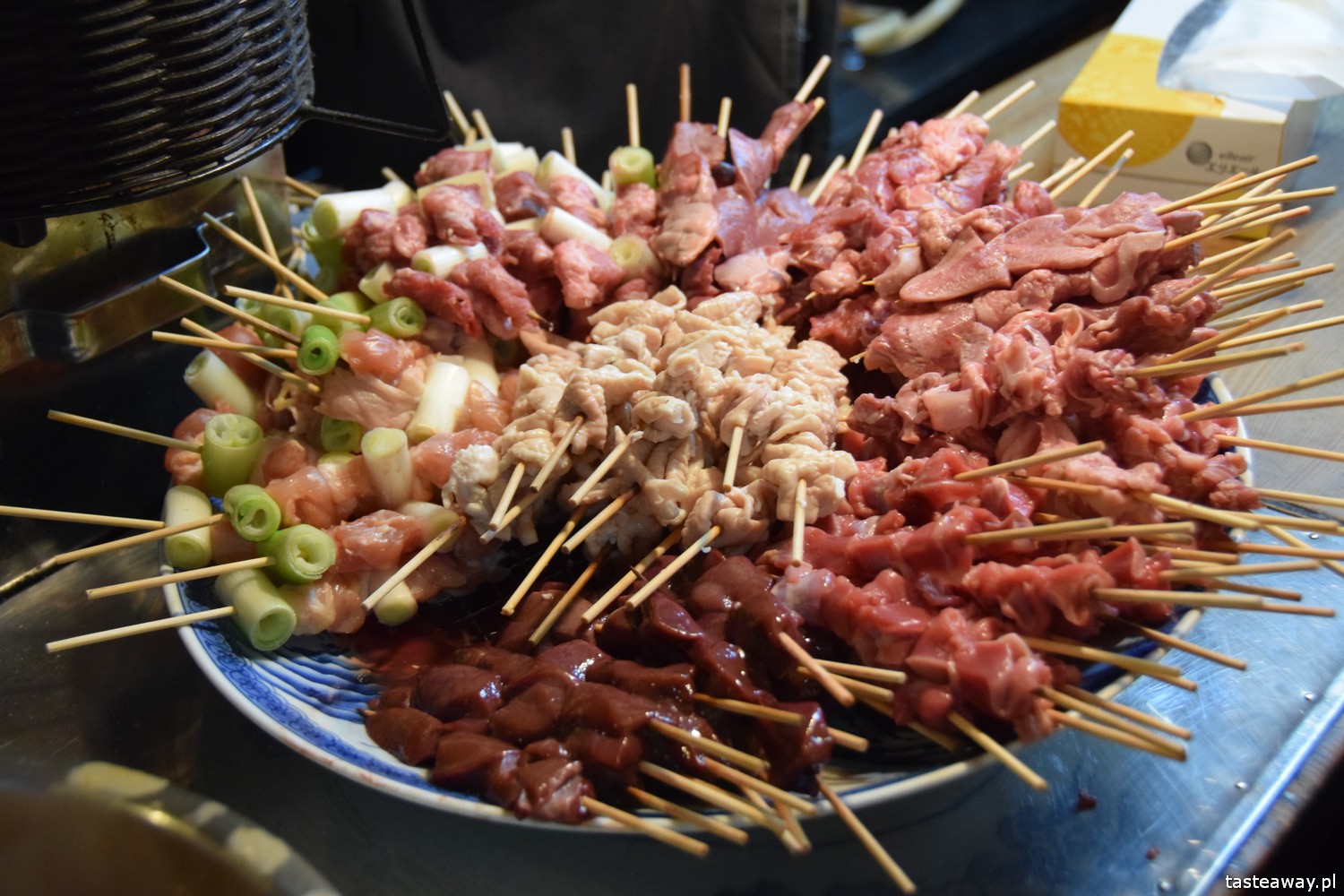 co jeść w Japonii, czego spróbować w Japonii, kuchnia japońska, okonomijayki, japoński streetfood, japoński omlet, yakitori