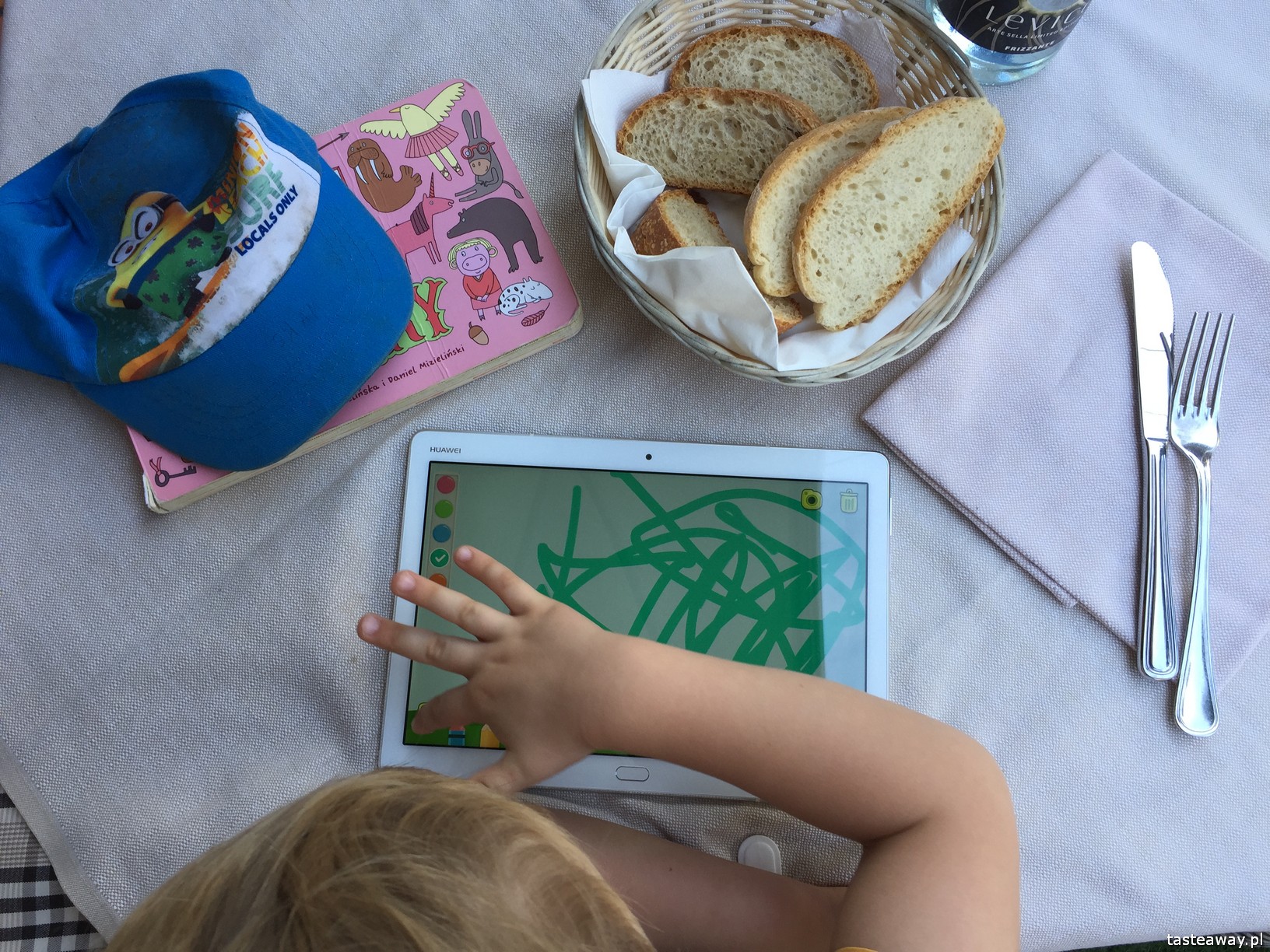zabieram moje dzieci tam, gdzie chcę, podróżowanie z dziećmi, restauracje z dziećmi, dziecko w podróżt, dziecko w restauracji, selfie, tablet i dziecko, tablet w podróży, Huawei, Media Pad M3 Lite