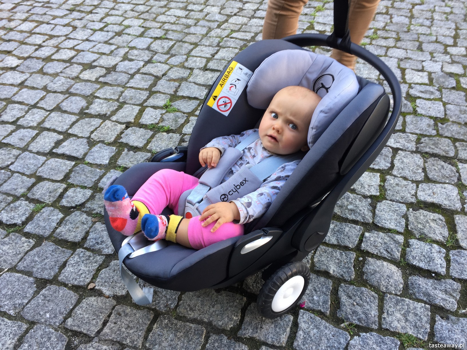 Rollersy, kółeczka do fotelika samochodowego, kółeczka do fotelika niemowlęcego, podróżowanie z niemowlakiem, niemowlę w podróży, aktywna mama