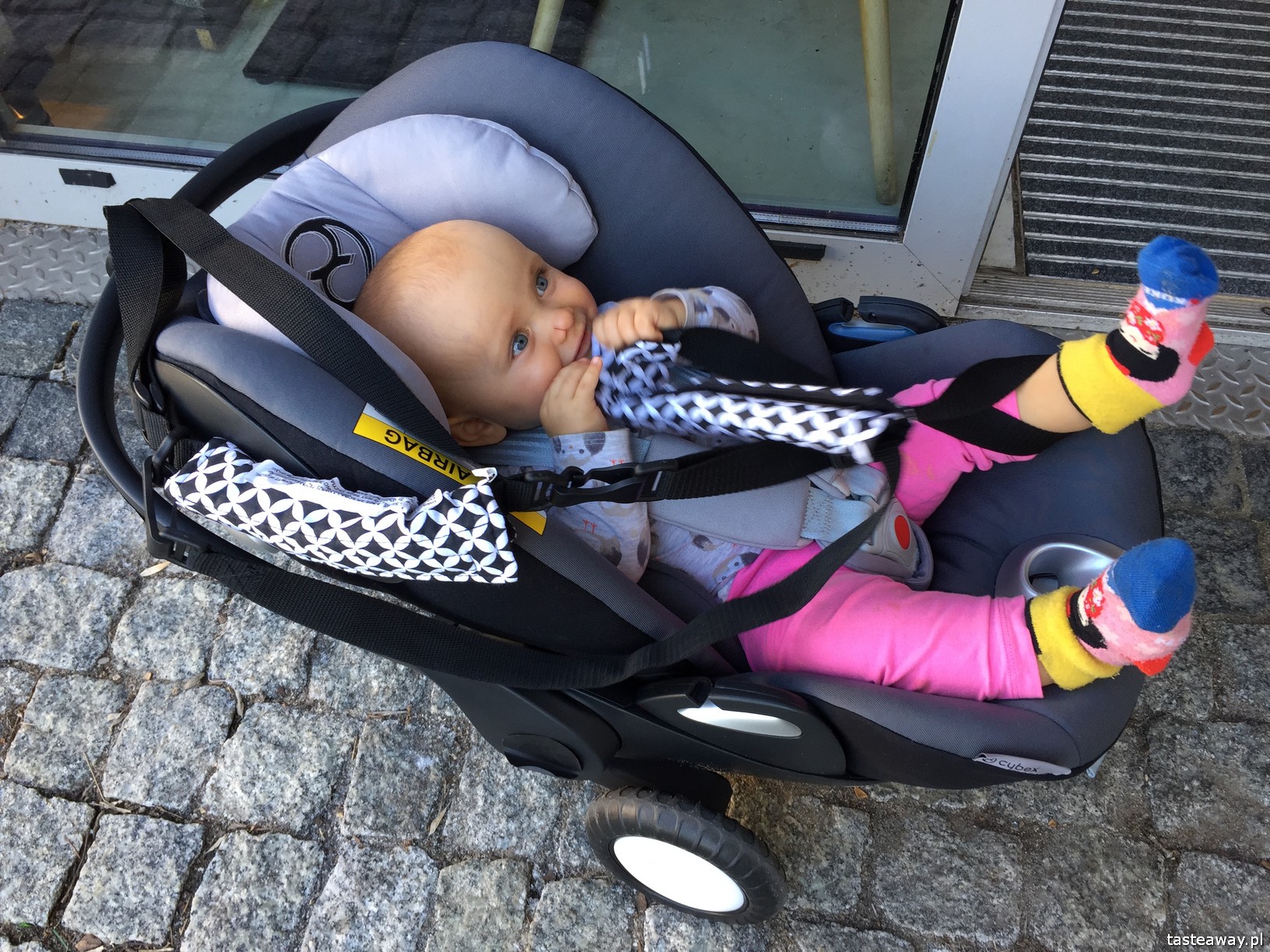 Rollersy, kółeczka do fotelika samochodowego, kółeczka do fotelika niemowlęcego, podróżowanie z niemowlakiem, niemowlę w podróży, aktywna mama