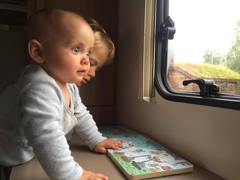 kamperem z dziećmi, niemowlak w kamperze, kamperem z niemowlakiem, podróżowanie z niemowlakiem