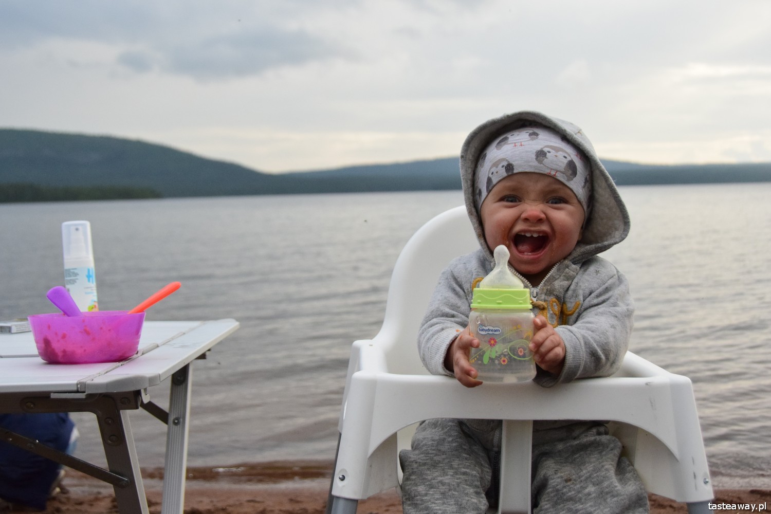 kamper z dziećmi, niemowlak w kamperze, kamperem z niemowlakiem, podróże z dziećmi