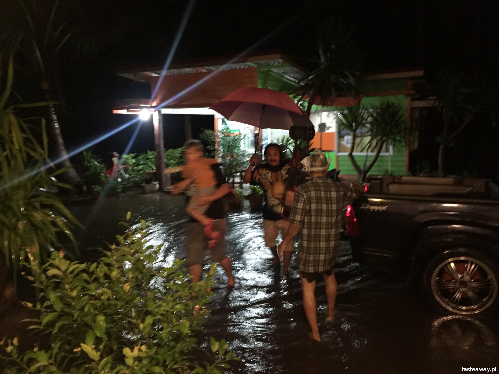 bezpieczeństwo w podróży, zagrożenia w podrózy, na co uważać w podróży, jak bezpiecznie podróżować z dziećmi, podróże egzotyczne z dziećmi