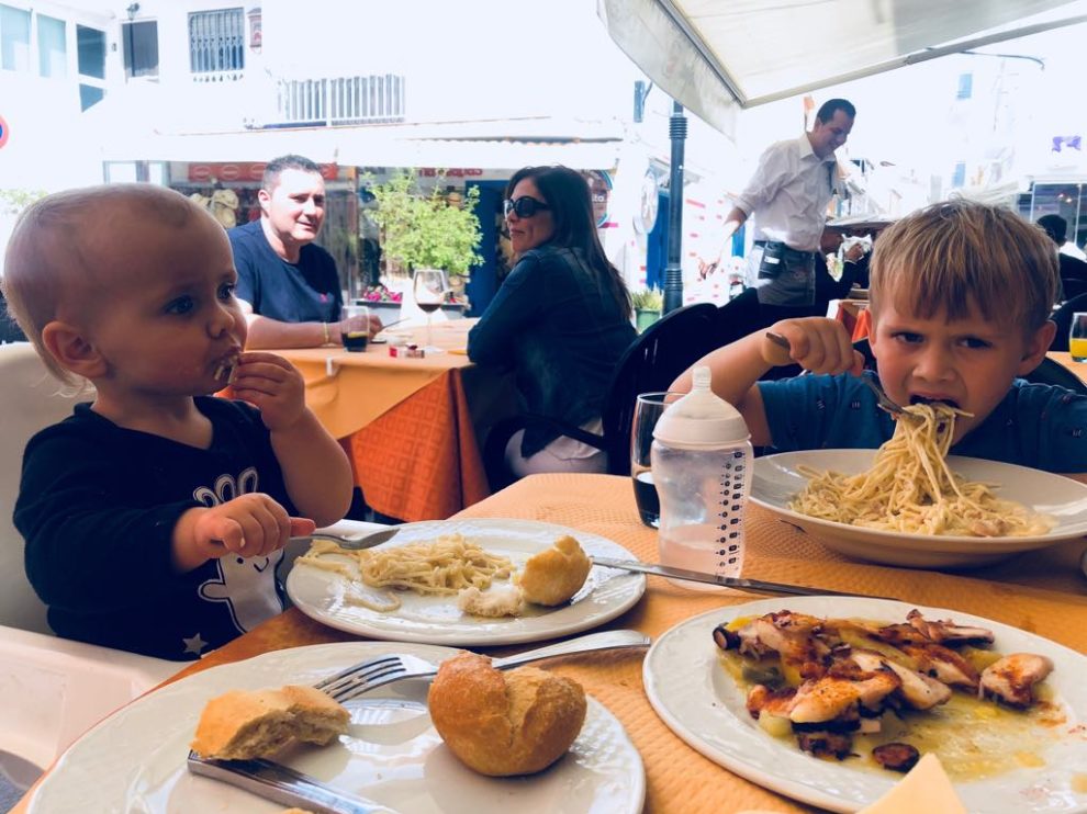 dziecko w restauracji, dziecko w samolocie, dziecko w miejscu publicznym, prawa rodzica, obowiązki rodzica,