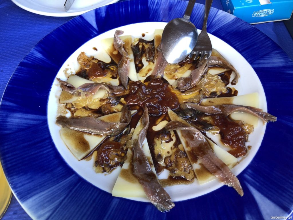 tapas, anchois, co jeść w Asturias, Lastres, ser kozi, queso