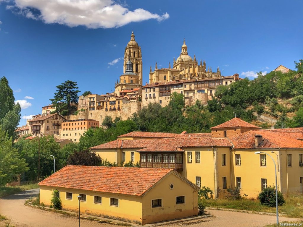 Segovia, Segovia w kilka godzin, 1 dzień w Segovii, gdzie spać w Segovii, Hotel Candido, co zjeść w Segovii, cochinillo asado, Catedral de Segovia