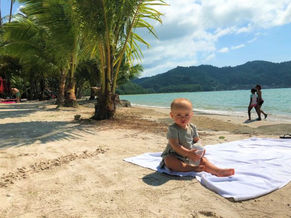 wakacje, podróże z dziećmi, jak wyluzować na wakacjach, jak wyluzować podczas podróży, Fibaro, aplikacja Fibaro