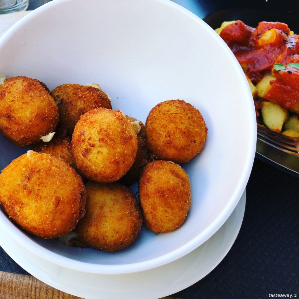 co jeść na północy Hiszpanii, co jeść w Asturias, co jeść w Galicji, mule, mejillones al vapor, kuchnia hiszpańska, tapas, owoce morza, croquetas