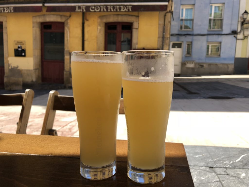 co jeść na północy Hiszpanii, co jeść w Asturias, co jeść w Galicji, mule, mejillones al vapor, kuchnia hiszpańska, tapas, owoce morza, clara