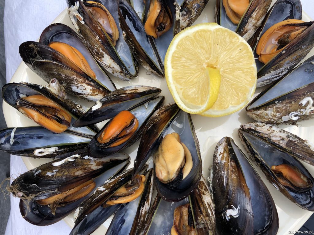 co jeść na północy Hiszpanii, co jeść w Asturias, co jeść w Galicji, mule, mejillones al vapor, kuchnia hiszpańska, tapas, owoce morza