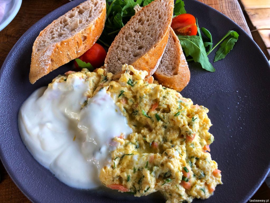 jajecznica-z-lososiem-i-koperkiem-strh