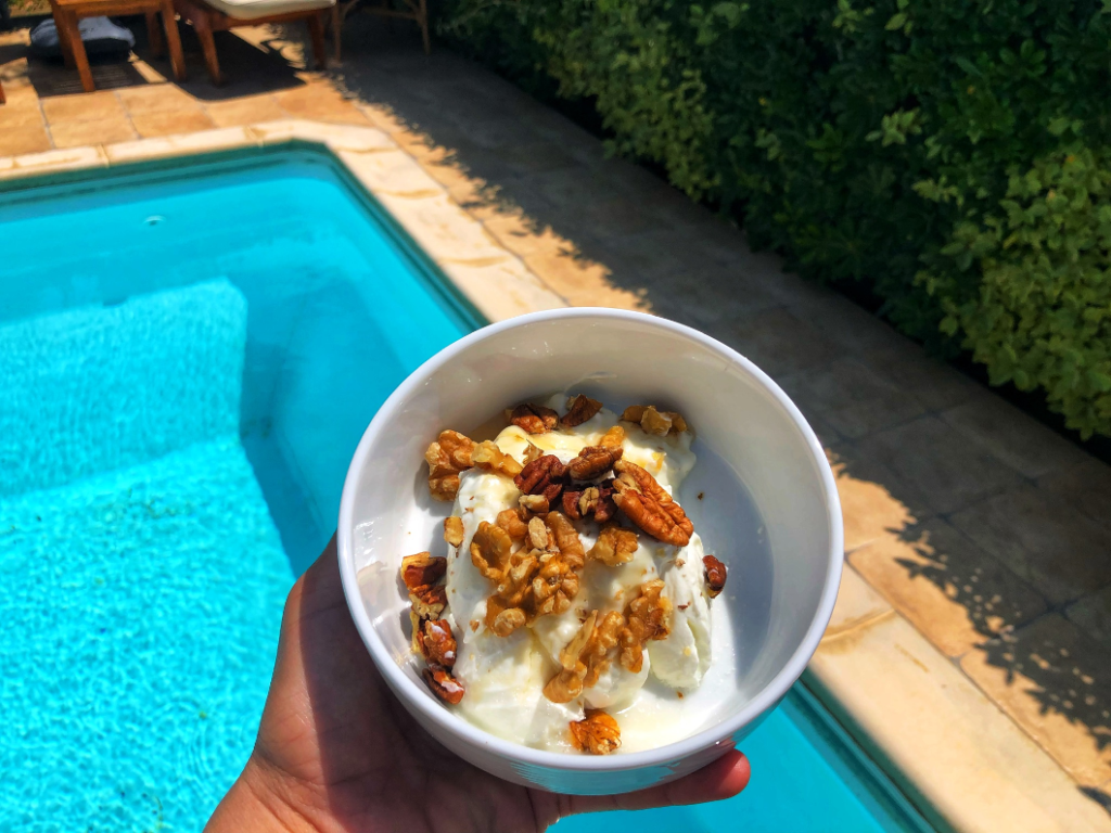 jogurt grecki z miodem i orzechami
