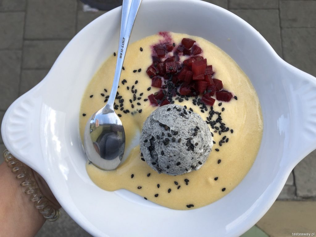 Zabajone i lody z czarnego sezamu