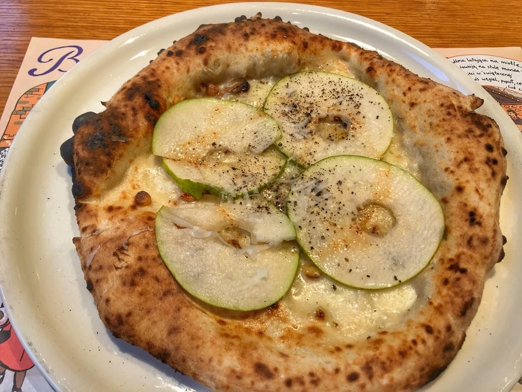 pizza z gruszką i gorgonzolą